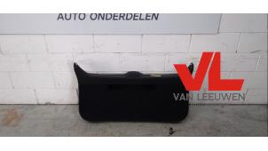 Gebruikte kofferdeksel bekleding Opel Astra H SW (L35) 1.6 16V Twinport Prijs € 28,00 Margeregeling aangeboden door Van Leeuwen Auto Onderdelen