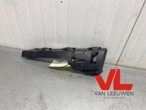 Begagnade Stötfångarfäste, vänster fram Ford Focus 2 1.6 16V Pris € 11,00 Marginaltabell erbjuds av Van Leeuwen Auto Onderdelen