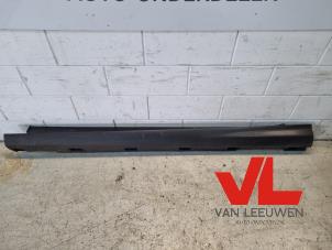 Begagnade Dörrtröskel, vänster Ford Focus 3 1.0 Ti-VCT EcoBoost 12V 100 Pris € 35,00 Marginaltabell erbjuds av Van Leeuwen Auto Onderdelen