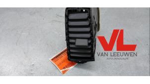 Gebruikte Luchtrooster Dashboard Nissan Micra (K12) 1.2 16V Prijs € 10,00 Margeregeling aangeboden door Van Leeuwen Auto Onderdelen