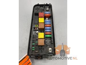 Używane Skrzynka bezpieczników Opel Vectra C 2.2 DIG 16V Cena € 40,00 Procedura marży oferowane przez AutomotiveNL Oss