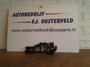Używane Uchwyt drzwi prawych wersja 2-drzwiowa Volkswagen Passat (3C2) 2.0 TDI 16V 140 Cena € 15,00 Procedura marży oferowane przez VW Parts Dronten