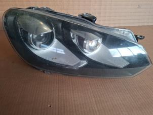 Używane Reflektor prawy Volkswagen Golf VI (5K1) 1.6 TDI 16V Cena € 300,00 Procedura marży oferowane przez VW Parts Dronten