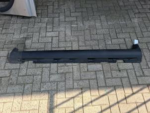 Gebruikte Zijskirt links Volvo C30 (EK/MK) 1.8 16V Flexifuel Prijs € 35,00 Margeregeling aangeboden door VW Parts Dronten