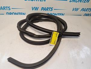 Gebruikte Deurrubber 2Deurs rechts Volkswagen Transporter T6 2.0 TDI 150 Prijs € 25,00 Margeregeling aangeboden door VW Parts Dronten