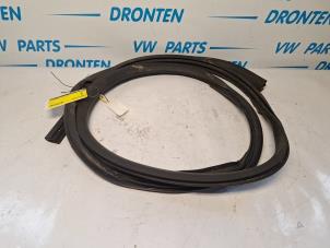 Gebruikte Deurrubber 2Deurs rechts Volkswagen Transporter T6 2.0 TDI 150 Prijs € 25,00 Margeregeling aangeboden door VW Parts Dronten