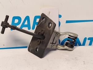 Gebruikte Deurvanger 4Deurs links-achter Volkswagen Transporter T6 2.0 TDI 150 Prijs € 50,00 Margeregeling aangeboden door VW Parts Dronten