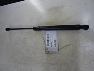 Begagnade Set med gasfjädrar, motorhuv Renault Clio Pris € 15,00 Inklusive moms erbjuds av Collignon & Fils