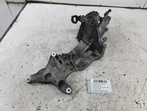 Gebruikte Dynamosteun boven Volkswagen Passat Prijs € 25,00 Inclusief btw aangeboden door Collignon & Fils