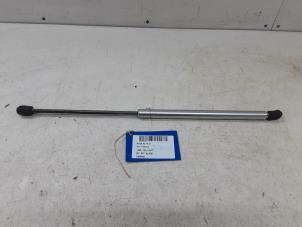 Begagnade Gasfjäder, höger bak Audi A2 Pris € 9,99 Inklusive moms erbjuds av Collignon & Fils