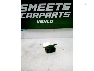 Begagnade Brytare, eldrivna fönster Opel Zafira (M75) 1.6 16V Pris € 9,99 Marginaltabell erbjuds av Smeets Autos Venlo