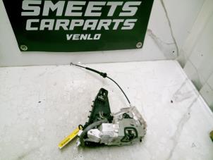 Begagnade Dörrlåsmekanism, 4-dörrars, vänster fram Mercedes A (W169) 2.0 A-160 CDI 16V 5-Drs. Pris € 34,94 Marginaltabell erbjuds av Smeets Autos Venlo