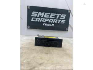 Begagnade CD-spelare med radio Renault Scénic II (JM) 1.6 16V Pris € 44,94 Marginaltabell erbjuds av Smeets Autos Venlo