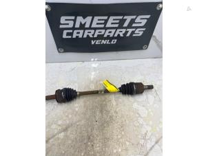 Gebruikte Aandrijfas links-voor Toyota Aygo (B10) 1.0 12V VVT-i Prijs € 9,99 Margeregeling aangeboden door Smeets Autos Venlo