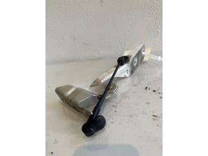 Begagnade Gångjärn, motorhuv Volkswagen Up! (121) 1.0 12V 60 Pris € 18,94 Marginaltabell erbjuds av Smeets Autos Venlo