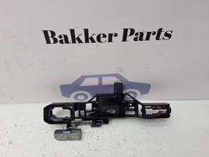 Begagnade Dörrhandtag, 4-dörrars, vänster fram Renault Vel Satis (BJ) 3.0 dCi V6 24V Pris € 20,00 Marginaltabell erbjuds av Bakker Parts