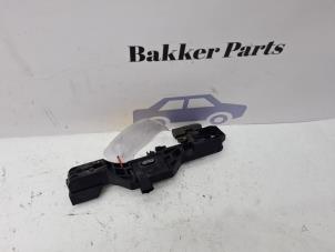 Begagnade Dörrhandtag, 4-dörrars, vänster bak Renault Vel Satis (BJ) 3.0 dCi V6 24V Autom. Pris € 20,00 Marginaltabell erbjuds av Bakker Parts