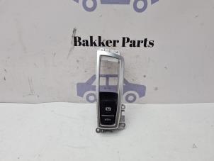 Gebruikte Handrem schakelaar BMW X3 (F25) xDrive35i 3.0 24V Prijs € 50,00 Margeregeling aangeboden door Bakker Parts
