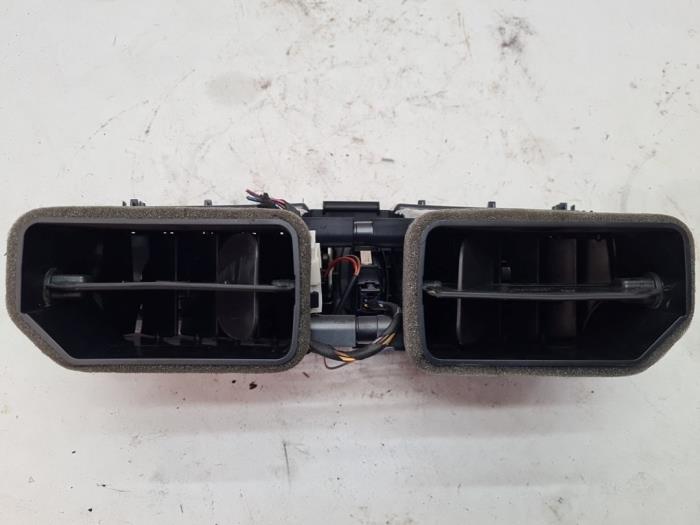 Luftmunstycke, instrumentbräda från en BMW X3 (F25) xDrive35i 3.0 24V 2011