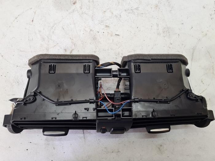 Luftmunstycke, instrumentbräda från en BMW X3 (F25) xDrive35i 3.0 24V 2011