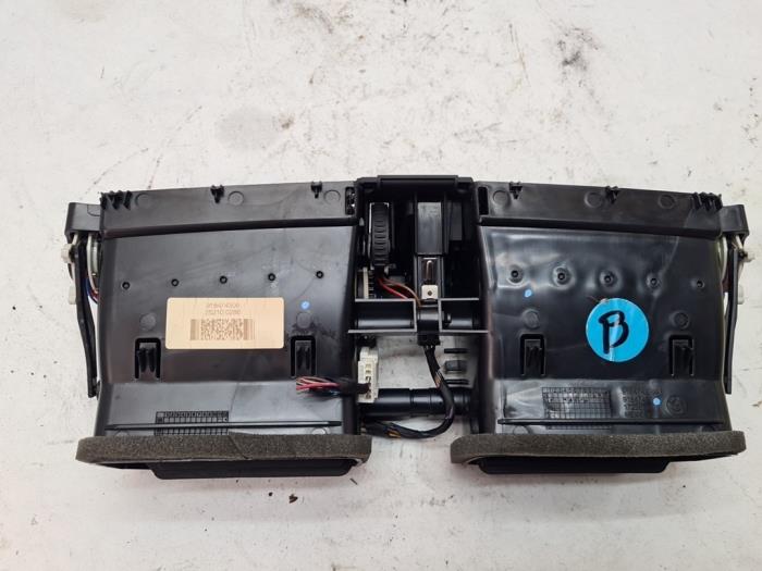 Luftmunstycke, instrumentbräda från en BMW X3 (F25) xDrive35i 3.0 24V 2011