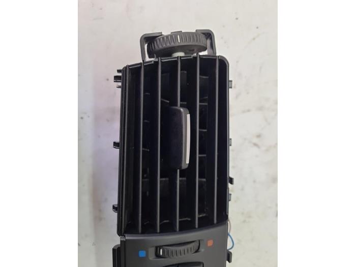 Luftmunstycke, instrumentbräda från en BMW X3 (F25) xDrive35i 3.0 24V 2011