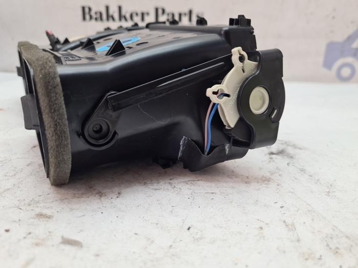 Luftmunstycke, instrumentbräda från en BMW X3 (F25) xDrive35i 3.0 24V 2011