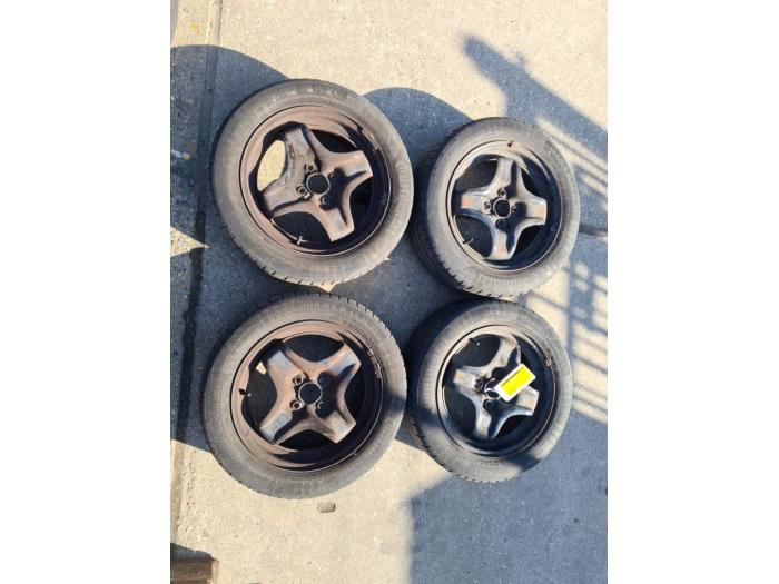 Hjuluppsättning + däck från en Opel Karl 1.0 12V 2015