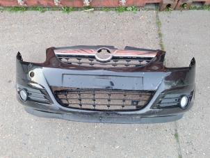 Używane Zderzak przedni Opel Corsa D 1.2 16V Cena € 100,00 Procedura marży oferowane przez Bakker Parts