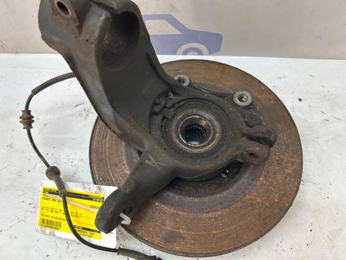 Spindel, vänster fram från en Peugeot 2008 (CU) 1.6 Blue HDi 75 2016