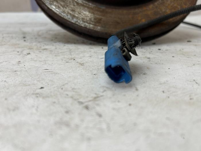 Spindel, vänster fram från en Peugeot 2008 (CU) 1.6 Blue HDi 75 2016