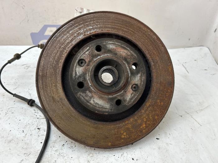 Spindel, vänster fram från en Peugeot 2008 (CU) 1.6 Blue HDi 75 2016