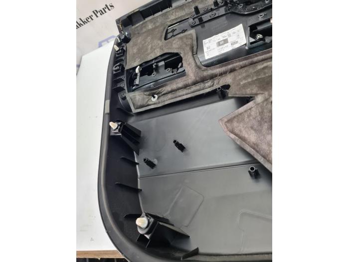 List, framdörr, 4-dörrars, höger från en Land Rover Range Rover Evoque (LVJ/LVS) 2.0 D 150 16V 5-drs. 2018