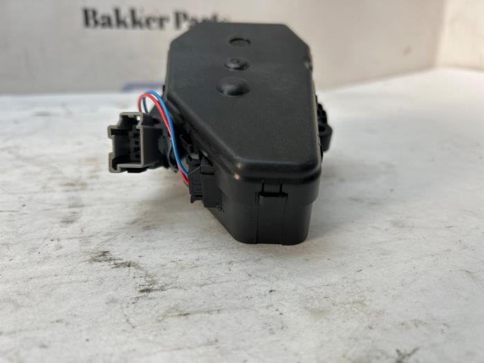 Motor för eldriven baklucka från en Land Rover Range Rover Evoque (LVJ/LVS) 2.0 D 150 16V 5-drs. 2018