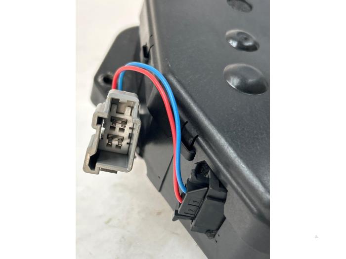 Motor för eldriven baklucka från en Land Rover Range Rover Evoque (LVJ/LVS) 2.0 D 150 16V 5-drs. 2018