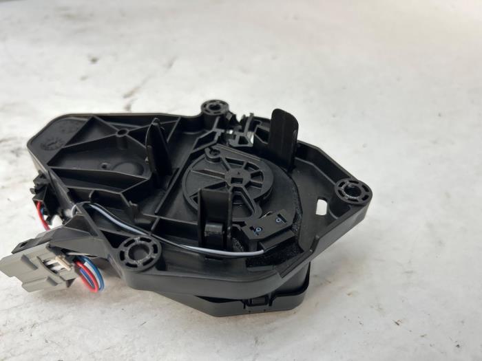 Motor för eldriven baklucka från en Land Rover Range Rover Evoque (LVJ/LVS) 2.0 D 150 16V 5-drs. 2018