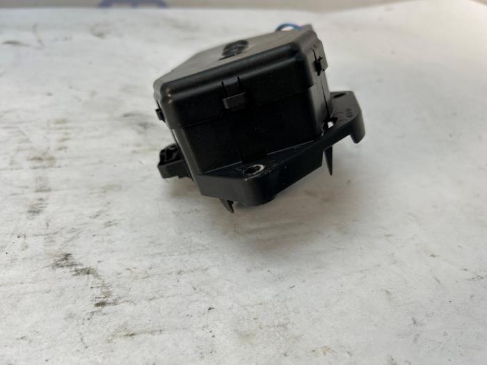 Motor för eldriven baklucka från en Land Rover Range Rover Evoque (LVJ/LVS) 2.0 D 150 16V 5-drs. 2018