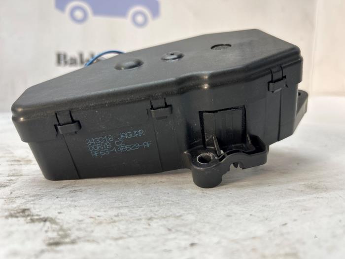 Motor för eldriven baklucka från en Land Rover Range Rover Evoque (LVJ/LVS) 2.0 D 150 16V 5-drs. 2018