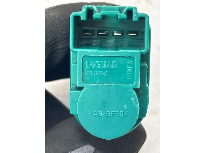 Bromsljusbrytare från en Land Rover Range Rover Evoque (LVJ/LVS) 2.0 D 150 16V 5-drs. 2018