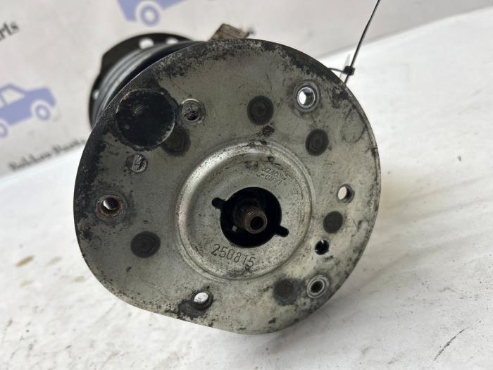 Stötdämparstång, höger fram från en Land Rover Range Rover Evoque (LVJ/LVS) 2.0 D 150 16V 5-drs. 2018