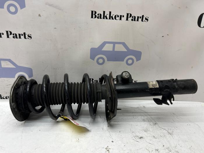 Stötdämparstång, höger fram från en Land Rover Range Rover Evoque (LVJ/LVS) 2.0 D 150 16V 5-drs. 2018