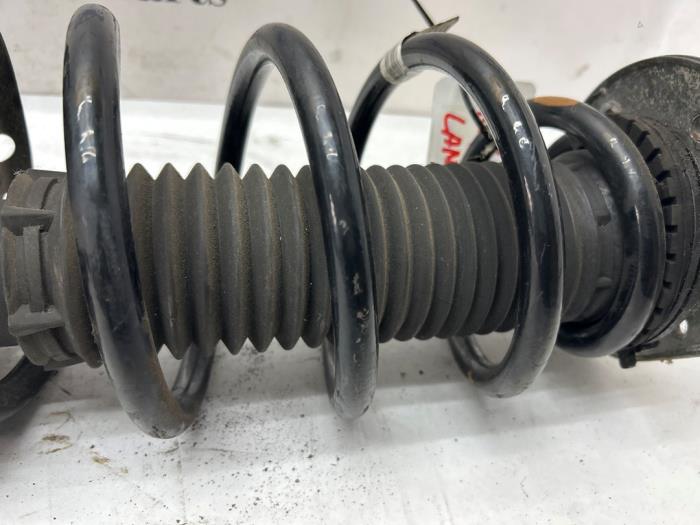 Stötdämparstång, höger fram från en Land Rover Range Rover Evoque (LVJ/LVS) 2.0 D 150 16V 5-drs. 2018