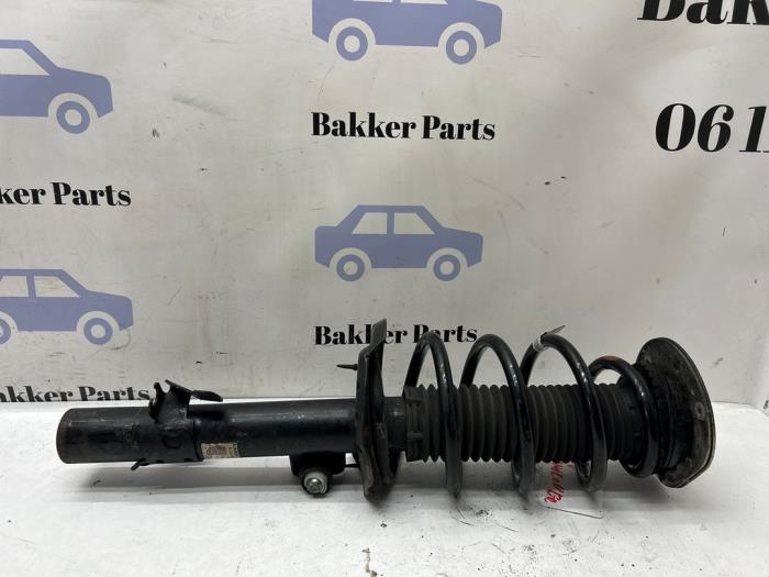 Stötdämparstång, höger fram från en Land Rover Range Rover Evoque (LVJ/LVS) 2.0 D 150 16V 5-drs. 2018