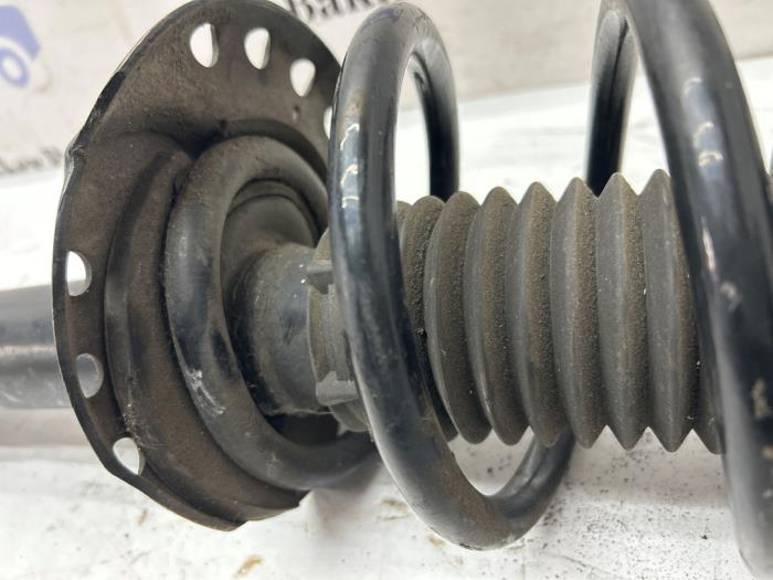 Stötdämparstång, höger fram från en Land Rover Range Rover Evoque (LVJ/LVS) 2.0 D 150 16V 5-drs. 2018