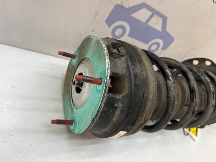 Stötdämparstång, höger bak från en Land Rover Range Rover Evoque (LVJ/LVS) 2.0 D 150 16V 5-drs. 2018