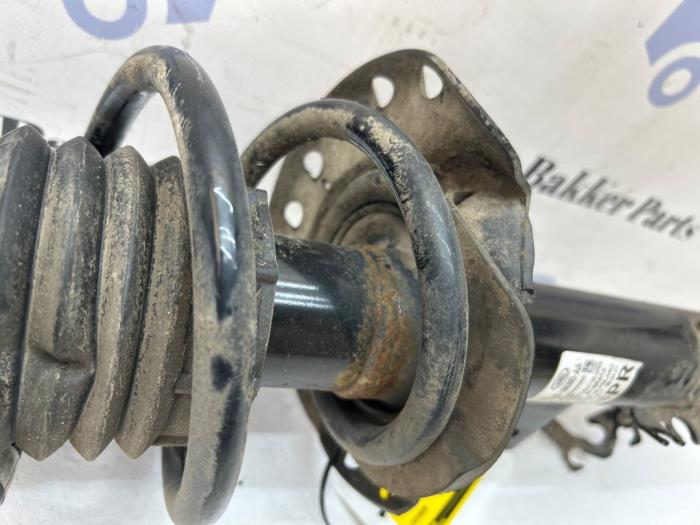 Stötdämparstång, höger bak från en Land Rover Range Rover Evoque (LVJ/LVS) 2.0 D 150 16V 5-drs. 2018