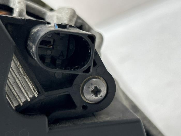 Dynamo från en Land Rover Range Rover Evoque (LVJ/LVS) 2.0 D 150 16V 5-drs. 2018