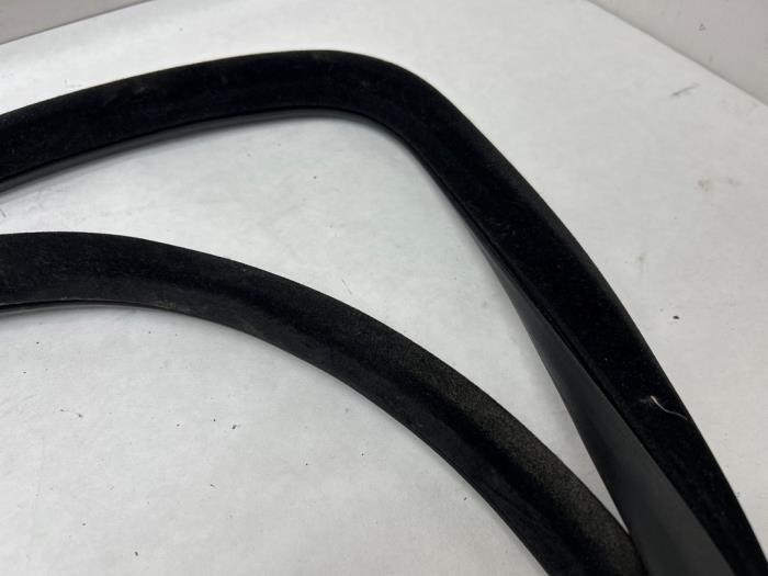 Dörrtätning, 4-dörrars, höger bak från en Land Rover Range Rover Evoque (LVJ/LVS) 2.0 D 150 16V 5-drs. 2018