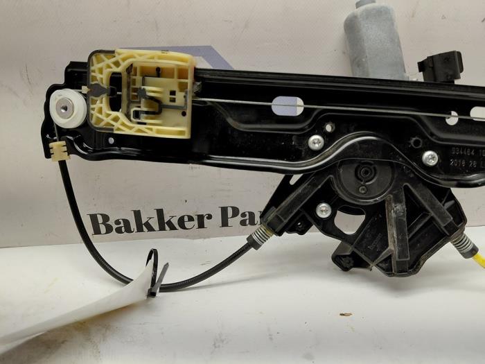 Fönstermekanism för bakre dörr, 4-dörrars, vänster från en Land Rover Range Rover Evoque (LVJ/LVS) 2.0 D 150 16V 5-drs. 2018