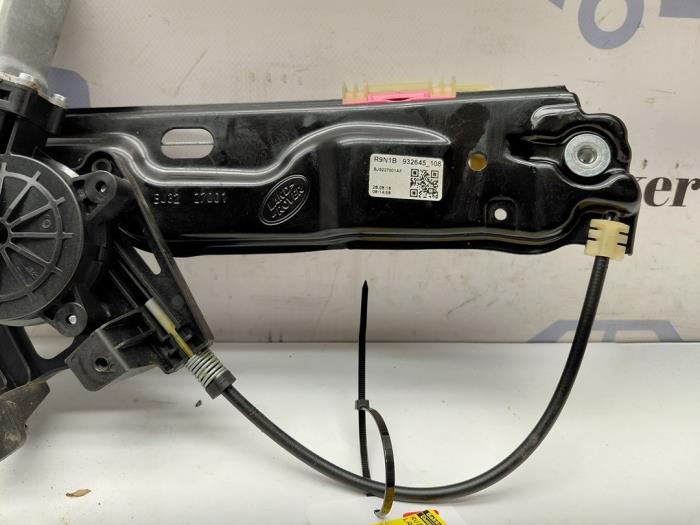 Fönstermekanism för bakre dörr, 4-dörrars, vänster från en Land Rover Range Rover Evoque (LVJ/LVS) 2.0 D 150 16V 5-drs. 2018